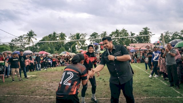Andi Amar Ma'ruf Sulaiman saat menutup pertadingan Olahraga Volley di Desa Pattukulimpue, Kecamatan Lappariaja, Kabupaten Bone, Sulsel, Senin, 8 Januari 2024.