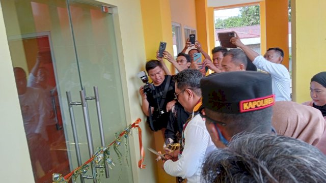 POTONG PITA. Peresmian Gedung Perawatan Infeksi RSUD Andi Makkasau&nbsp;Parepare ditandai dengan pengguntingan pita oleh Pj Gubernur Sulawesi Selatan, &nbsp;Bahtiar Baharuddin&nbsp;didampingi Pj Wali Kota&nbsp;Parepare,&nbsp;Akbar Ali.