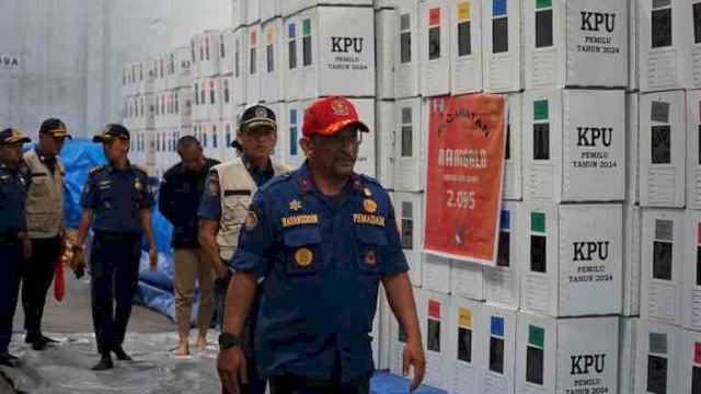 ANTISIPASI.  Kepala Dinas Pemadam Kebakaran (Damkar) Kota Makassar, Hasanuddin melakukan peninjauan dan pemeriksaan terhadap kelengkapan sistem proteksi kebakaran di gudang logistik Pemilu di Jl. Ir Sutami, Selasa (09/01/2023).
