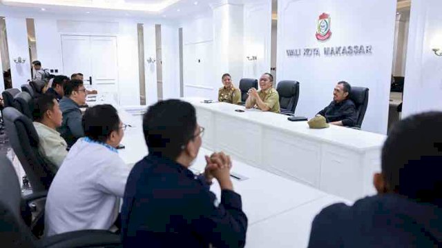KOMISIONER. Lima komisioner yang baru saja dilantik  menemui Wali Kota Mohammad Ramdhan Pomanto, di Kantor Balai Kota Jalan Ahmad Yani, Selasa (9/01/2024).