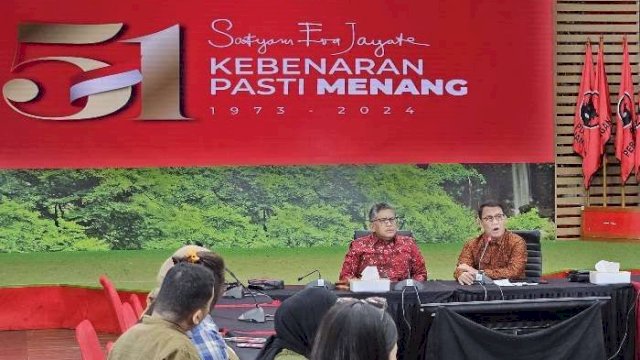 MENJELANG. Sekjen PDIP Hasto Kristiyanto (kiri) dan Ahmad Basarah (Kanan) saat paparan jelang HUT PDIP di Jakarta.