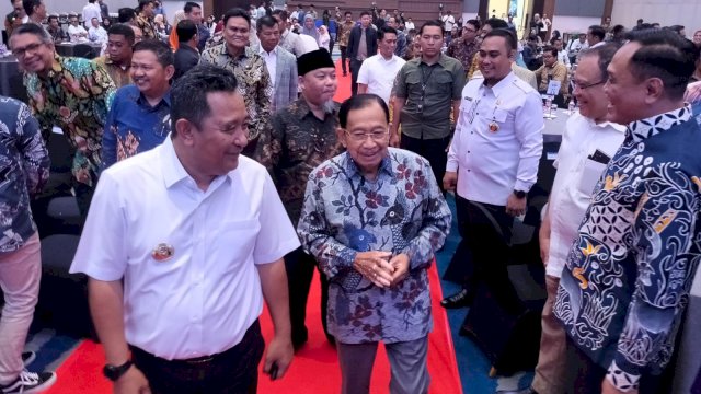 Pj Gubernur Sulsel Bahtiar Baharuddin bersama Ketua Komite Ekonomi Sulsel Tanri Abeng, saat tiba di lokasi Forum Pertemuan Antara Pengusaha, Badan Usaha Milik Daerah (BUMD), dan Pemerintah Daerah se Sulsel Tahun 2024.