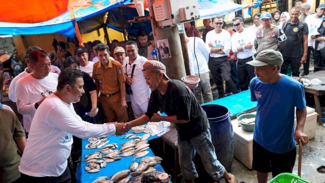 CEK HARGA. Penjabat (Pj) Gubernur Sulsel, Bahtiar Baharuddin saat melakukan pengecekan harga kebutuhan pokok di Pasar Lakessi Kota Parepare, Selasa (09/01/2024). 
