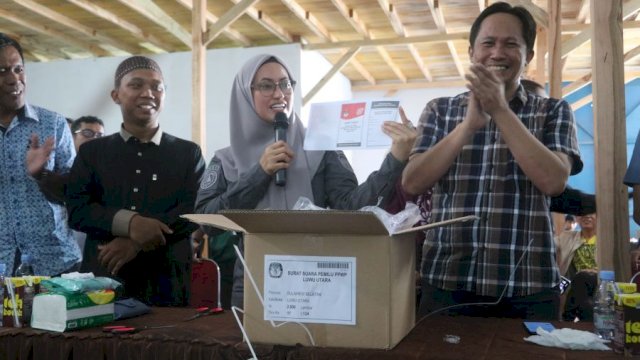 PANTAU.Bupati Luwu Utara, Indah Putri Indriani memantau pelaksanaan kegiatan penyortiran dan pelipatan surat suara di Gudang Logistik KPU Luwu Utara, Kelurahan Bone, Kecamatan Masamba.