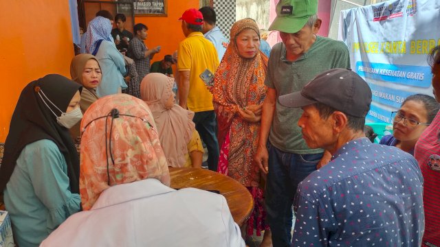 Tim Prabowo-Gibran Bagi-bagi Makan Siang Gratis ke Ratusan Warga Makassar