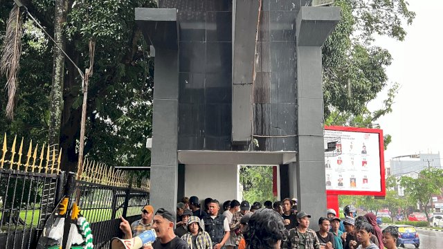 UNJUK RASA. Aliansi Pemuda dan Mahasiswa Sulawesi Selatan (APMS) melakukan aksi protes di kantor Gubernur Sulawesi Selatan, Rabu (10/01/2024). 