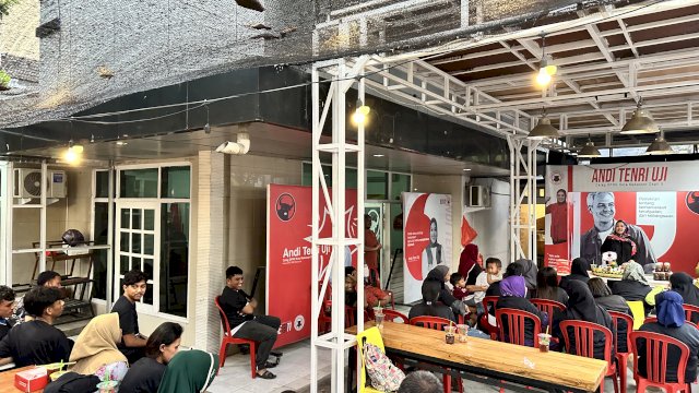Rayakan HUT PDIP Ke-51, Andi Tenri Uji Boyong Warga Makan Bareng di Sekret BMI