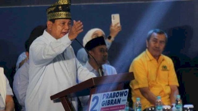 BERSOAL. Calon presiden nomor urut 2 Prabowo Subianto ketika berpidato di hadapan relawannya di Pekanbaru, Riau, Selasa (09/01/2024).