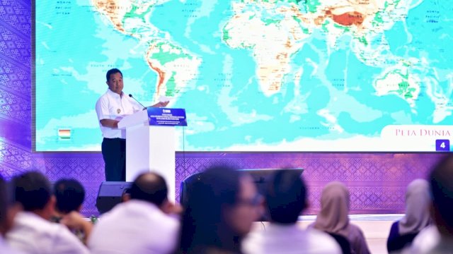 FORUM. Penjabat Gubernur Sulawesi Selatan (Sulsel), Bahtiar Baharuddin pada Forum Pertemuan Antara Pengusaha, Badan Usaha Milik Daerah (BUMD) dan Pemerintah Daerah Se-Sulsel Tahun 2024, di Hotel Four Points Kota Makassar.