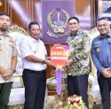 Pj. Gubernur Serahkan Unit Armada Damkar ke Pemkab Barru&nbsp;