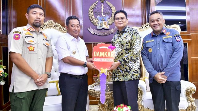ARMADA. Penjabat Gubernur Sulawesi Selatan (Sulsel), Bahtiar Baharuddin, kembali menyerahkan satu unit bantuan armada Pemadam Kebakaran (Damkar) ke Pemkab Barru.
