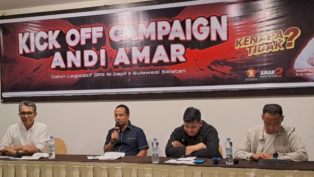 MOTIVASI. Mantan Gubernur Sulsel Andi Sudirman Sulaiman memberikan motivasi kepada Andi Amar Ma'ruf Sulaiman.