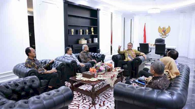 KUNJUNGAN. Wali Kota Makassar Mohammad Ramdhan Pomanto menerima kunjungan Kepala Perwakilan Bank Indonesia (BI) Provinsi Sulsel yang baru, Rizki Ernadi Wimanda.