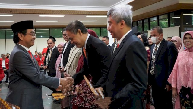 Jamaluddin Jompa Serahkan 44 SK Jabatan Professor, Harap Bisa Mengispirasi Mahasiswa Unhas