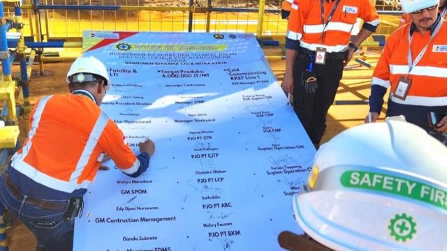 Penandatanganan komitmen Pelaksanaan K3 oleh insan Ceria dan perwakilan mitra. 