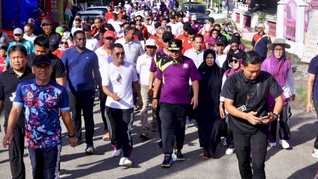 Ribuan guru di Bumi Massenrempulu, Kabupaten Enrekang, antusias menyambut kedatangan Penjabat Gubernur Sulsel, Bahtiar Baharuddin, yang ikut jalan sehat Hari Ulang Tahun PGRI ke-78 dan Hari Guru Nasional, Sabtu, 13 Januari 2024. 
