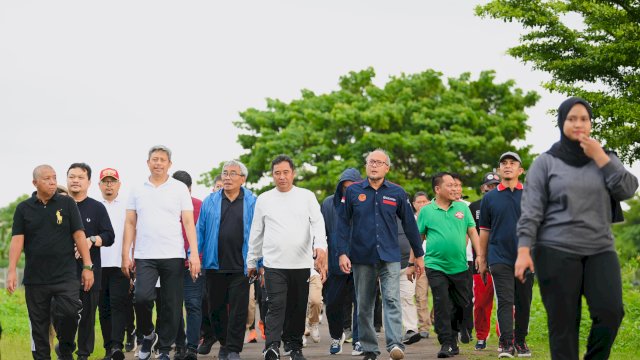 JALAN SANTAI. Penjabat Gubernur Provinsi Sulsel, Bahtiar Baharuddin jalan santai di Taman Maccini Sombala, Makassar, Minggu (14/1/2024).&nbsp;