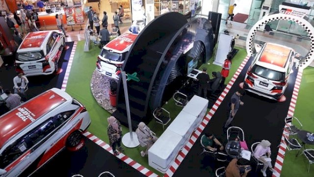 TURUN. Tren penjualan mobil nasional menurun secara tahunan.