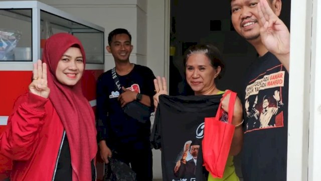 Bersama Dokter Fadli, Ketua PDI Perjuangan Makassar Beri Bantuan Makanan Bergizi ke Warga