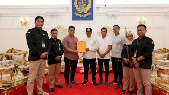 Komisioner Divisi Perencanaan, Data dan Informasi Komisi Pemilihan Umum (KPU) Kota Makassar, Andi Muhammad Yasir Arafat, menyerahkan surat keterangan pindah memilih Pj Gubernur Bahtiar, di Rumah Jabatan Gubernur Sulsel, Minggu, 14 Januari 2024.