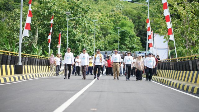 PERESMIAN. Pj Gubernur Sulsel Bahtiar Baharuddin berjalan di Jembatan Akbar di Parepare.