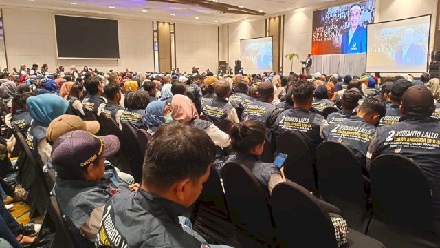 BAKAR SEMANGAT. Ribuan relawan yang berasal dari 10 kecamatan di Kota Makassar itu dikukuhkan langsung oleh Rudianto Lallo di Claro Hotel, Makassar, Minggu (14/1/2024).
