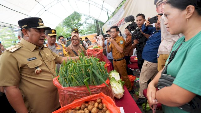 Penjabat Gubernur Sulsel, Bahtiar Baharuddin, usai melakukan pengecekan langsung harga dan stok kebutuhan pokok di Pasar Sungguminasa, Kabupaten Gowa, Senin, 15 Januari 2024.
