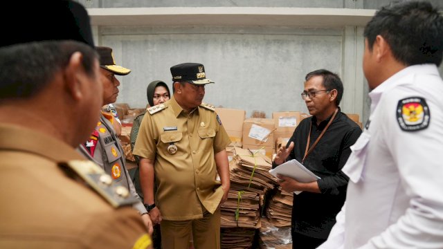 Penjabat Gubernur Sulsel Bahtiar Baharuddin dan Kapolda Sulsel Irjen Pol Andi Rian R Djajadi, saat mengecek gudang logistik Komisi Pemilihan Umum (KPU) Kabupaten Gowa, Senin, 15 Januari 2024.
