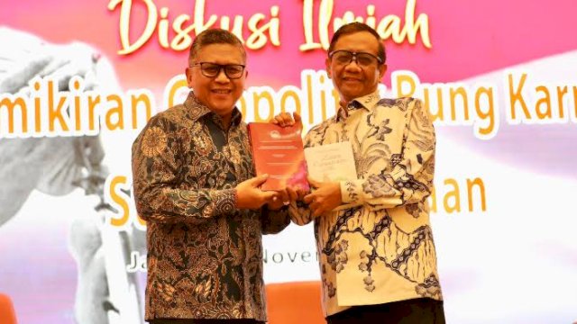 Sekjen DPP PDIP Hasto Kristiyanto bersama Cawapres Mahfud MD.