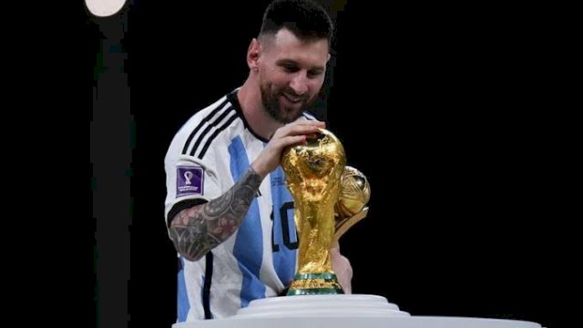 Lionel Messi menjadi pemain sepak bola pertama yang memenangkan penghargaan Pemain Terbaik FIFA (The Best FIFA Men's Player) sebanyak tiga kali.