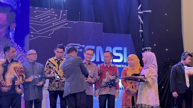 AWARD.Penjabat Wali Kota Parepare, Akbar Ali dianugerahi penghargaan SMSI Award 2023 dari Serikat Media Indonesia Siber (SMSI) Provinsi Sulawesi Selatan.