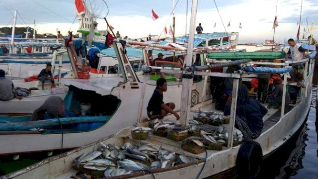 Aktivitas nelayan di Pelabuhan Paotere Makassar