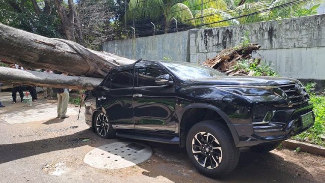 Ganjar Saksikan Pohon Tumbang Timpa Mobil di Rumah Prabowo