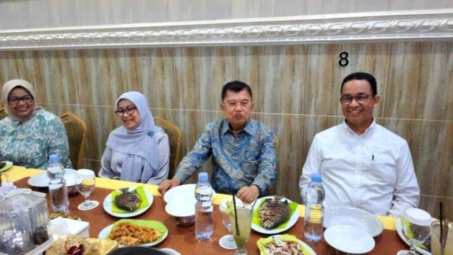 KODE. Wakil Presiden ke-10 dan ke-12 RI, Jusuf Kalla (JK) makan malam bersama Calon Presiden Nomor Urut 1, Anies Baswedan  di RM Seafood Tumbak Kayubangkoa, Selasa malam (16/01/2024).