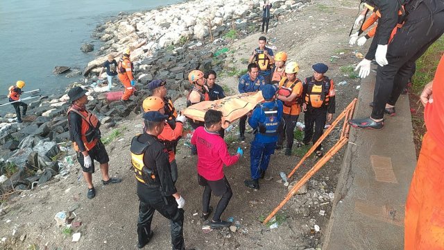MENINGGAL.Tim SAR Gabungan mengevakuasi jenazah Abdul, korban perahu terbalik di sekitar CPI. 