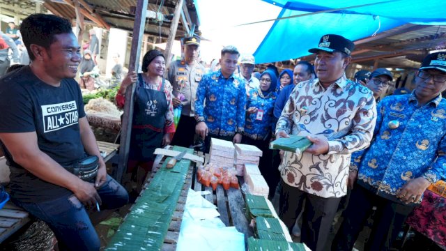 Pj Gubernur Sulsel, Bahtiar Baharuddin, meninjau harga dan stok kebutuhan pokok di Pasar Palleko dan Bulog, Kabupaten Takalar, Rabu, 17 Januari 2024.