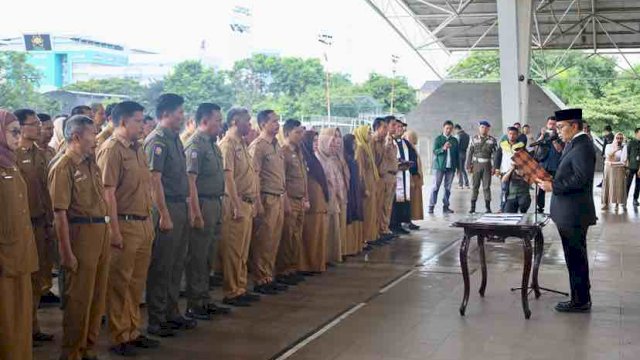 SEKLUR. Wali Kota Makassar Mohammad Ramdhan Pomanto saatt melantik 106 Sekretaris Lurah di lingkup Pemkot Makassar, Selasa (16/01/2024).
