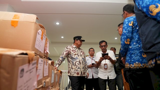 Pj Gubernur Bahtiar Baharuddin meninjau persiapan logistik Pemilu di Gudang Logistik KPU Takalar, Rabu, 17 Januari 2024.