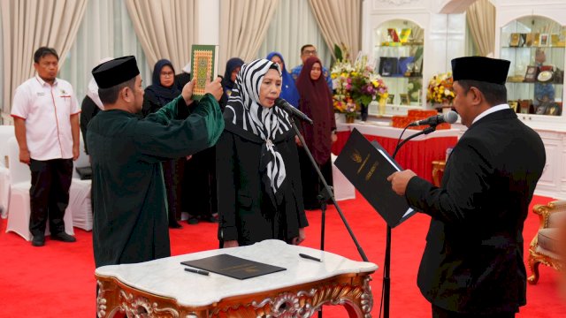 Penjabat Gubernur Sulsel, Bahtiar Baharuddin, melantik dr Besse Rasida sebagai Dokter Ahli Utama pada Pemerintah Provinsi Sulsel.