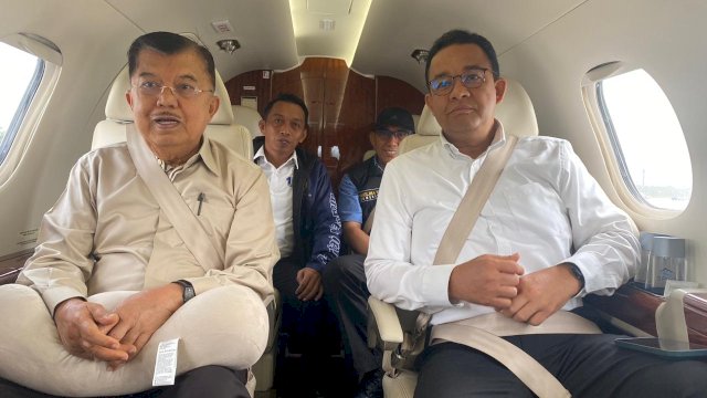Mantan Wakil Presiden Jusuf Kalla bersama Anies Baswedan saat menuju Kabupaten Bone.