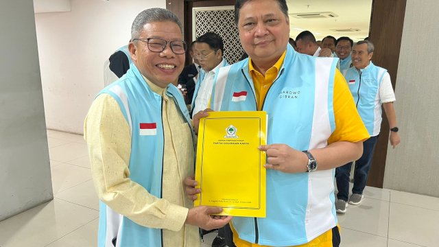 SURAT TUGAS.Ketua Golkar Sulsel Taufan Pawe (TP) menerima surat tugas dari Ketum DPP Golkar Airlangga Hartarto sebagai bakal calon Gubernur Sulsel pada Pilkada 2024.