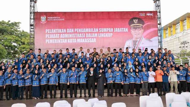 Wali Kota Makassar Mohammad Ramdhan Pomanto bersama pejabat-pejabat administrasi lingkup kelurahan Pemkot Makassar.
