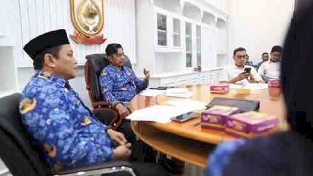 PJ Sekda Kota Makassar, Firman Hamid Pagarra memimpin Rapat Kordinasi (Rakor) persiapan Kerjasama Revitalisasi Lapangan Karebosi, di Balai Kota Makassar, Rabu (17/01/2024).