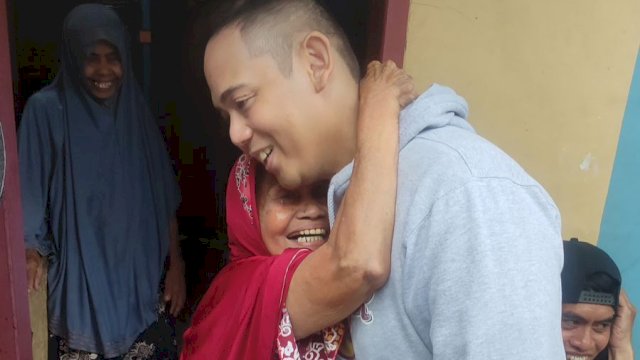  Senyum Bahagia Nenek-nenek di Ujung Tanah Dapat Bantuan Modal Usaha Dari Rahmat Taqwa