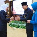 Serahkan SK Perpanjangan Masa Jabatan Pj Walikota Batu, Gubernur Khofifah Pesankan Sinergitas dan Kondusivitas Pemilu 2024
