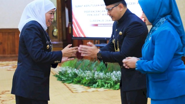Serahkan SK Perpanjangan Masa Jabatan Pj Walikota Batu, Gubernur Khofifah Pesankan Sinergitas dan Kondusivitas Pemilu 2024