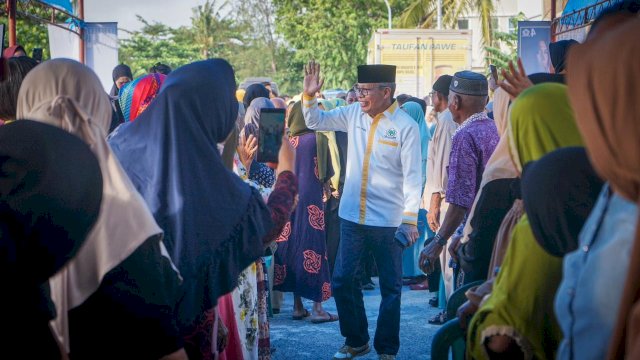 LAYAK SENAYAN. Caleg DPR RI Dapil II Partai Golkar Nomor Urut 4, Taufan Pawe (TP)  saat menggelar sosialisasi, di Kota Parepare, Kamis, (18/01/2024).