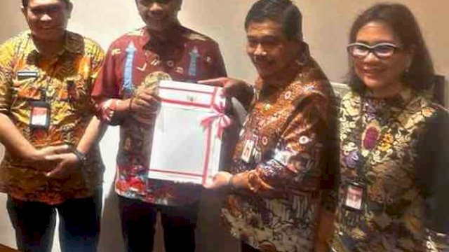 PJ Sekda Kota Makassar, Firman Hamid Pagarra mewakili Wali Kota Makassar, Moh. Ramdhan Pomanto menerima penghargaan Kota Makassar di Jakarta, Kamis (18/01/2024).