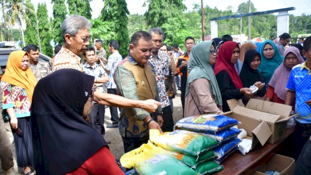 PASAR MURAH. Pj Bupati Sinjai T.R. Fahsul Falah mengunjungi Pasar Murah di halaman Kantor Kecamatan Sinjai Tengah di Kelurahan Samaenre.