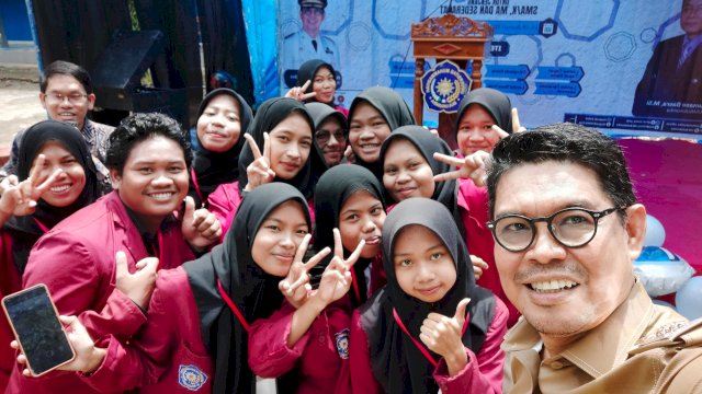 Wakil Bupati Bulukumba, H. Andi Edy Manaf, S.Sos, bersama peserta Chemistry Festival Day 2024!.